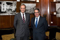 El presidente de Feneval con el director general de Tráfico, Gregorio Serrano.