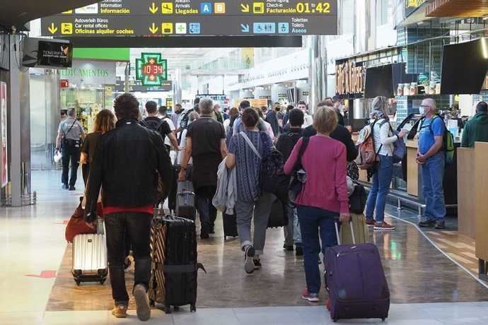 Turistas internacionales llegando a España.