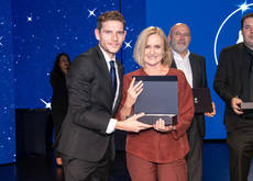 El director general de MSC Cruceros, Fernando Pacheco, entrega el premio a Pilar Bernabéu.