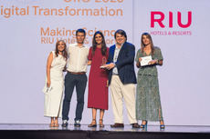 De izquierda a derecha: RoEnLaRED, presentadora del evento; Eugenio Pino, B2C Marketing & Sales Director de RIU Hotels & Resorts; Paula Gómez, Data y AdTech Director en Making Science; Álvaro Verdeja, Director Global Data & Cloud; y Celia Villalobos, Directora de Agencias y Partners estratégicos en Google.