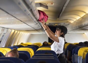 Bruselas expedienta a España por impedir a las aerolíneas cobrar el equipaje de mano