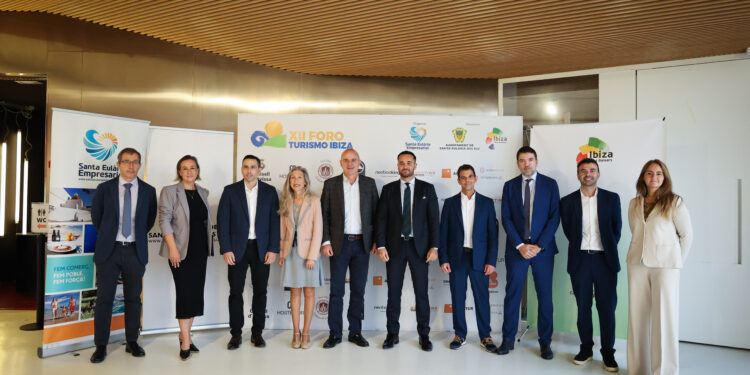 Asistentes y ponentes del foro.