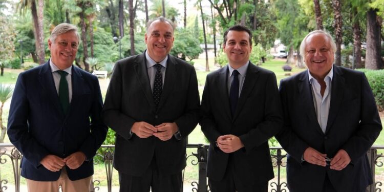 De derecha a izquierda: Miguel Mirones, presidente del ICTES; Arturo Bernal, consejero de Turismo, Cultura y Deportes de la Junta de Andalucía; José María Bellido, alcalde de Córdoba, y José Carlos Escribano, presidente del Consejo Empresarial de Turismo de Andalucía en la CEA.