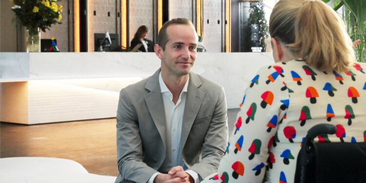 David Levecq, DEIB Coach, en una de las 4.000 sesiones de escucha en Ilunion Atrium.