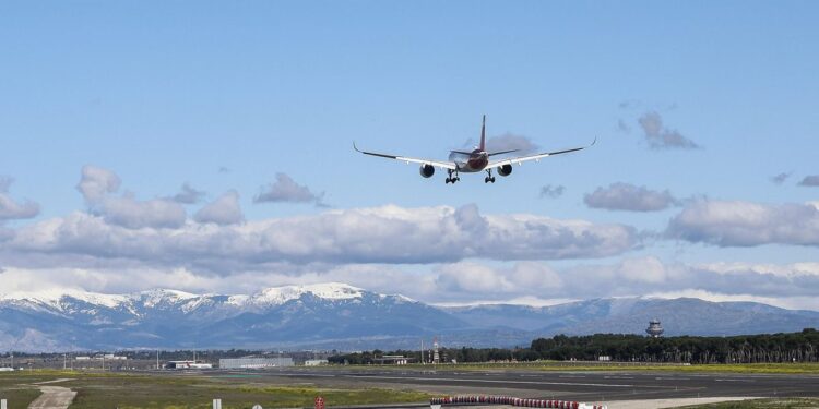 Avión en pleno aterrizaje.