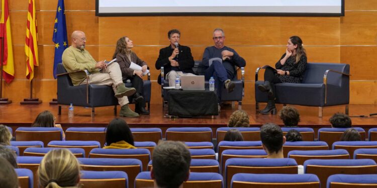 Una de las mesas redondas del encuentro.