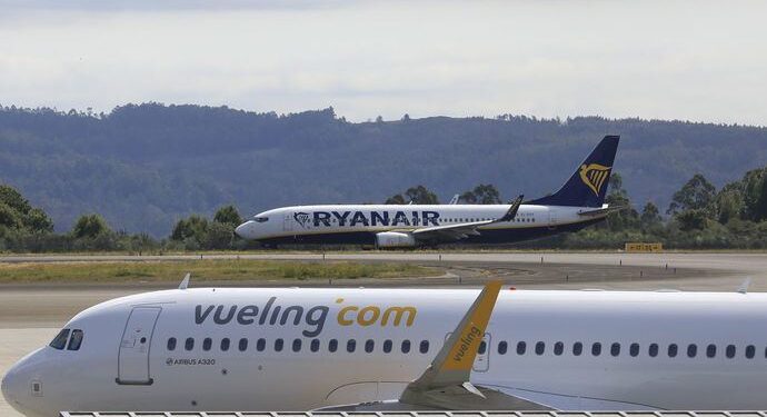 Aviones de Vueling y Ryanair.