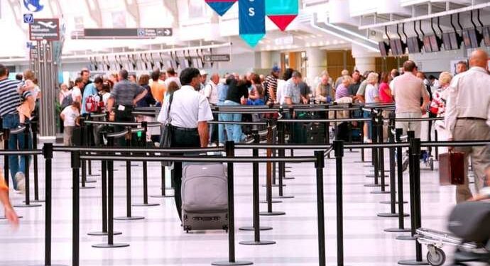 Turistas en aeropuerto.