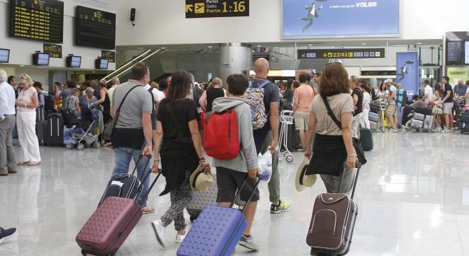 Turistas llegando al aeropuerto.