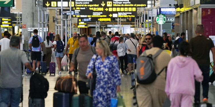 Llegada de pasajeros aéreos.