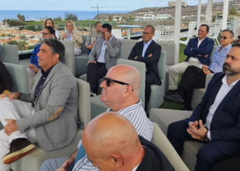 Cerca de 40 empresas y expertos se reúnen en Adeje en pro del equilibrio turístico