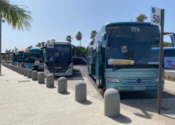 Ashotel rechaza la nueva tasa de AENA para los buses de transporte discrecional