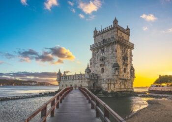 El puente de la Constitución dispara un 172% las reservas al extranjero