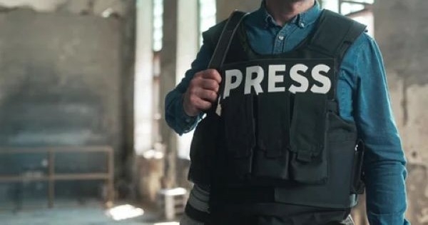 Periodista en zona de conflicto.