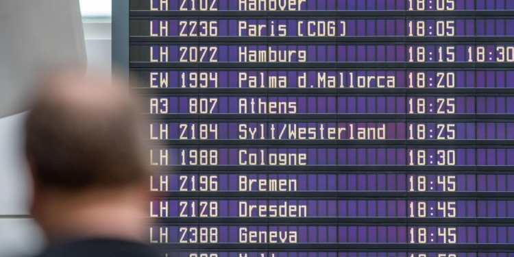 Pasajero comprobando su horario de vuelo.