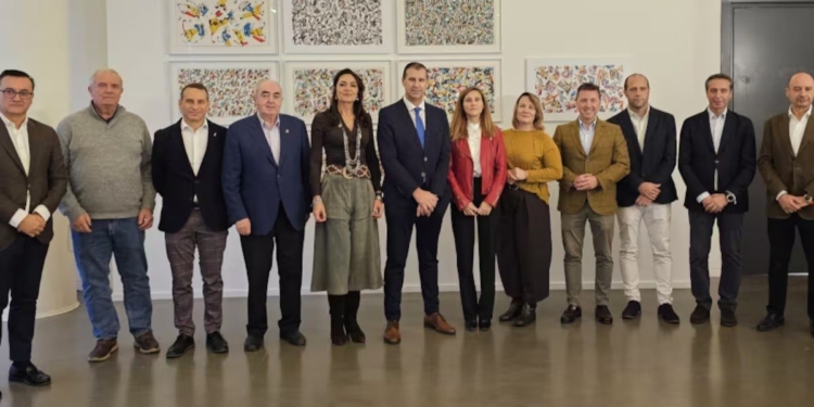 Celsa Rufas y Sergio Serra junto a los participantes en la presentación del Convention Bureau para el MICE Rural.