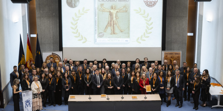 Autores, coautores y expertos participantes en la obra, junto a Yago González, CEO del Grupo NEXO, y Eugenio de Quesada, director de NEXOTUR.
