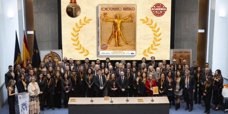 Autores, coautores y expertos participantes en la obra, junto a Yago González, CEO del Grupo NEXO, y Eugenio de Quesada, director de NEXOTUR.