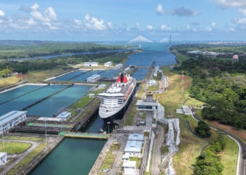 El Queen Mary 2 realiza su primer tránsito por el Canal de Panamá