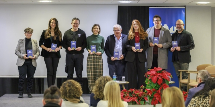 Entrega de las placas de reconocimiento a los nuevos socios.