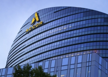 Accor logró un beneficio neto de 449 millones de euros en 2025, un 26% menos