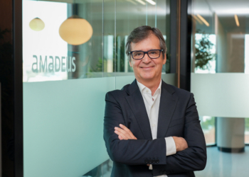 Amadeus ganó 1.336 millones de euros en 2025, casi un 7% más