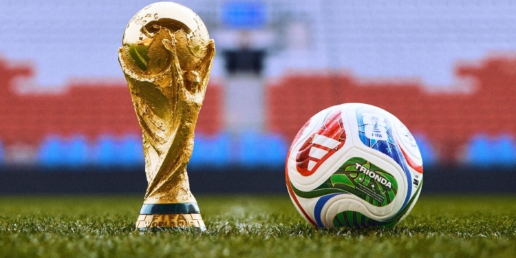 Copa y balón oficial del Mundial.