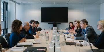 España ofrece su experiencia al comisario Tzitzikostas para la futura Estrategia de Turismo Sostenible de la UE