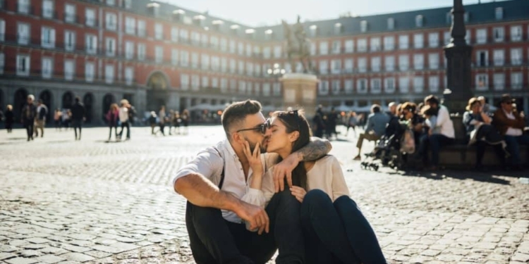 Pareja en la Plaza Mayor de Madrid.