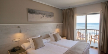 Silken Hoteles continúa avanzando en su estrategia de crecimiento y consolidación en destinos clave con la incorporación del hotel Silken Don Pepe, un establecimiento de tres estrellas situado en Ribadesella, una de las localidades más emblemáticas de la costa asturiana.    Esta nueva integración refuerza la presencia de la cadena en un destino en el que ya opera con el Silken Gran Hotel del Sella, ampliando así su oferta alojativa en la zona y reafirmando su compromiso con el norte de España. Ubicado en un entorno tranquilo y privilegiado, Silken Don Pepe se presenta como una opción ideal para quienes desean disfrutar de Ribadesella y del litoral cantábrico con comodidad y cercanía.    Su localización permite un fácil acceso tanto al centro de la villa como a sus playas, paseos marítimos y principales puntos de interés, convirtiéndolo en un punto de partida ideal para descubrir la esencia de Asturias.   El hotel dispone de habitaciones funcionales y confortables, diseñadas para garantizar una estancia agradable tanto para escapadas de ocio como para viajes en pareja, en familia o de carácter activo. Todas ellas están equipadas con los servicios necesarios para asegurar el descanso y el bienestar de los huéspedes en un entorno acogedor y cuidado.   El hotel ofrece una gama de servicios orientados a facilitar una experiencia cómoda y sin preocupaciones. Entre ellos destacan la recepción 24 horas, conexión Wi-Fi, zonas comunes climatizadas y espacios pensados para el descanso tras una jornada de playa, naturaleza o actividades al aire libre.