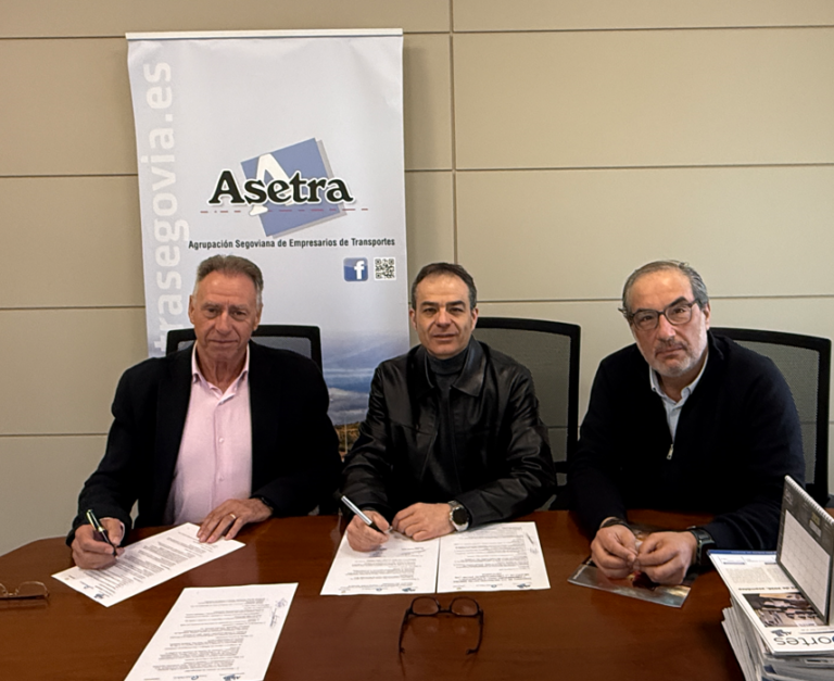 Representantes de Asetra firmando acuerdo sobre ciberseguridad