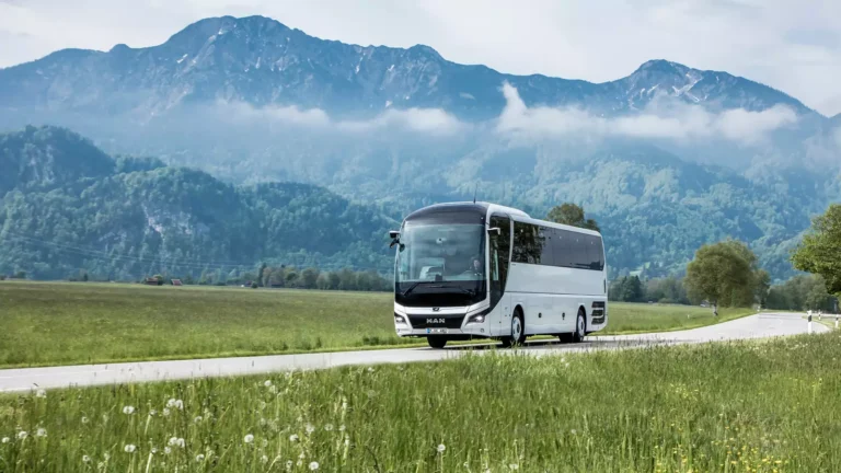 Autobús MAN circulando por un paisaje montañoso en España