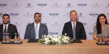 Representantes de Minor Hotels e Infinity Developments en la firma del proyecto en Tanzania