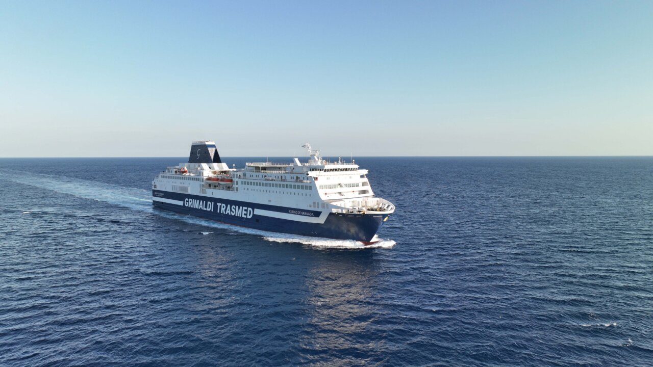 Ferry Ciudad de Granada navegando en el mar Mediterráneo