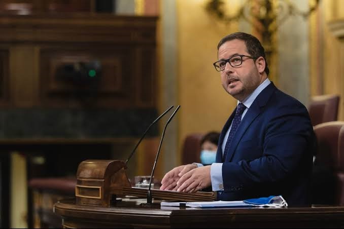 Agustín Almodóbar hablando en el parlamento sobre turismo y crisis
