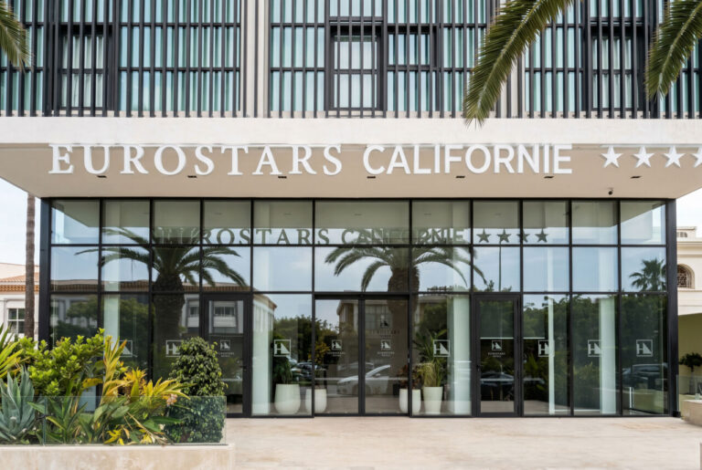 Fachada moderna del hotel Eurostars Californie en Casablanca, Marruecos.