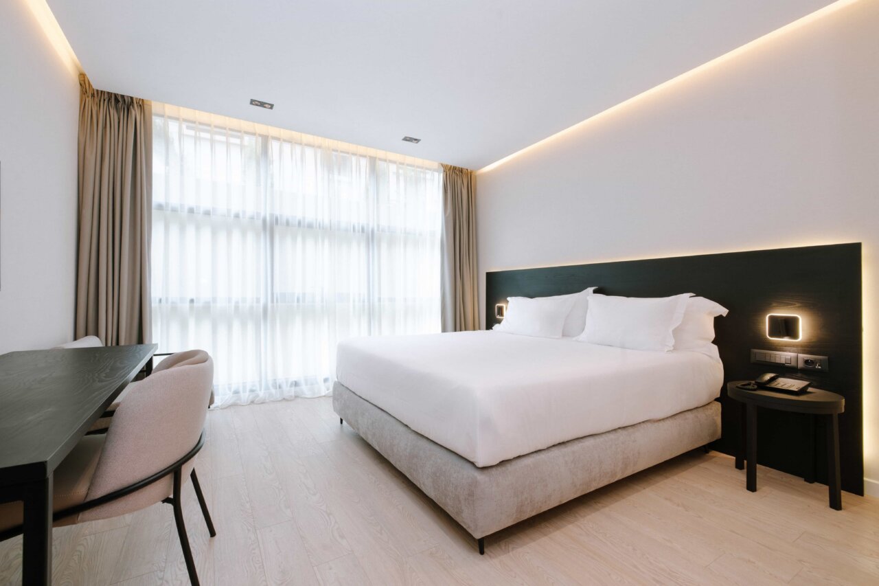 Habitación del Eurostars Californie con decoración moderna y luminosa