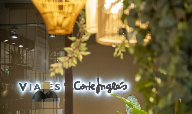 Detalle de la delegación de Viajes El Corte Inglés con decoración moderna