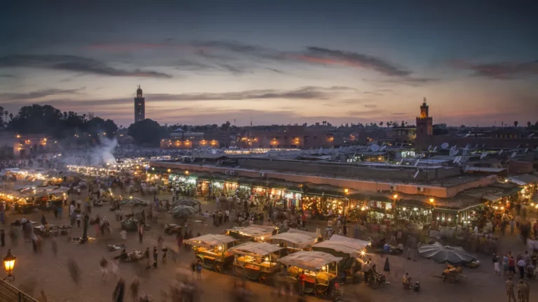 Vista nocturna de la plaza Djemaa el Fna en Marrakech, Marruecos.