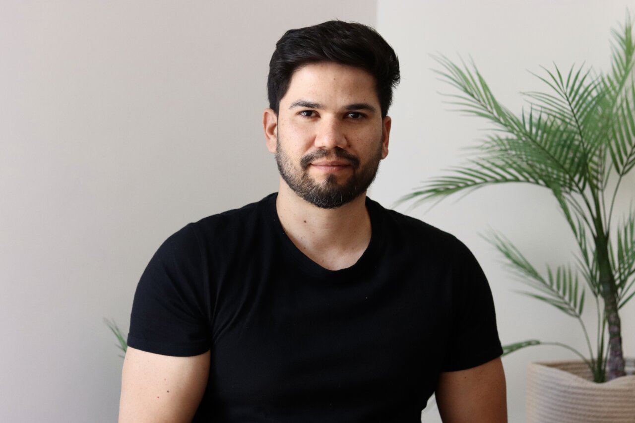 Nils Dávila, especialista en marketing digital, posando en un entorno moderno.