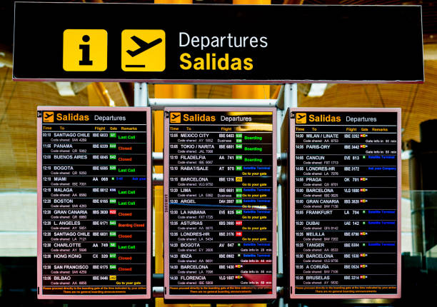 Panel de salidas en un aeropuerto con información de vuelos