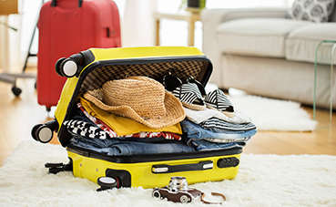 Los españoles dedican casi cuatro horas a preparar su maleta, según Booking