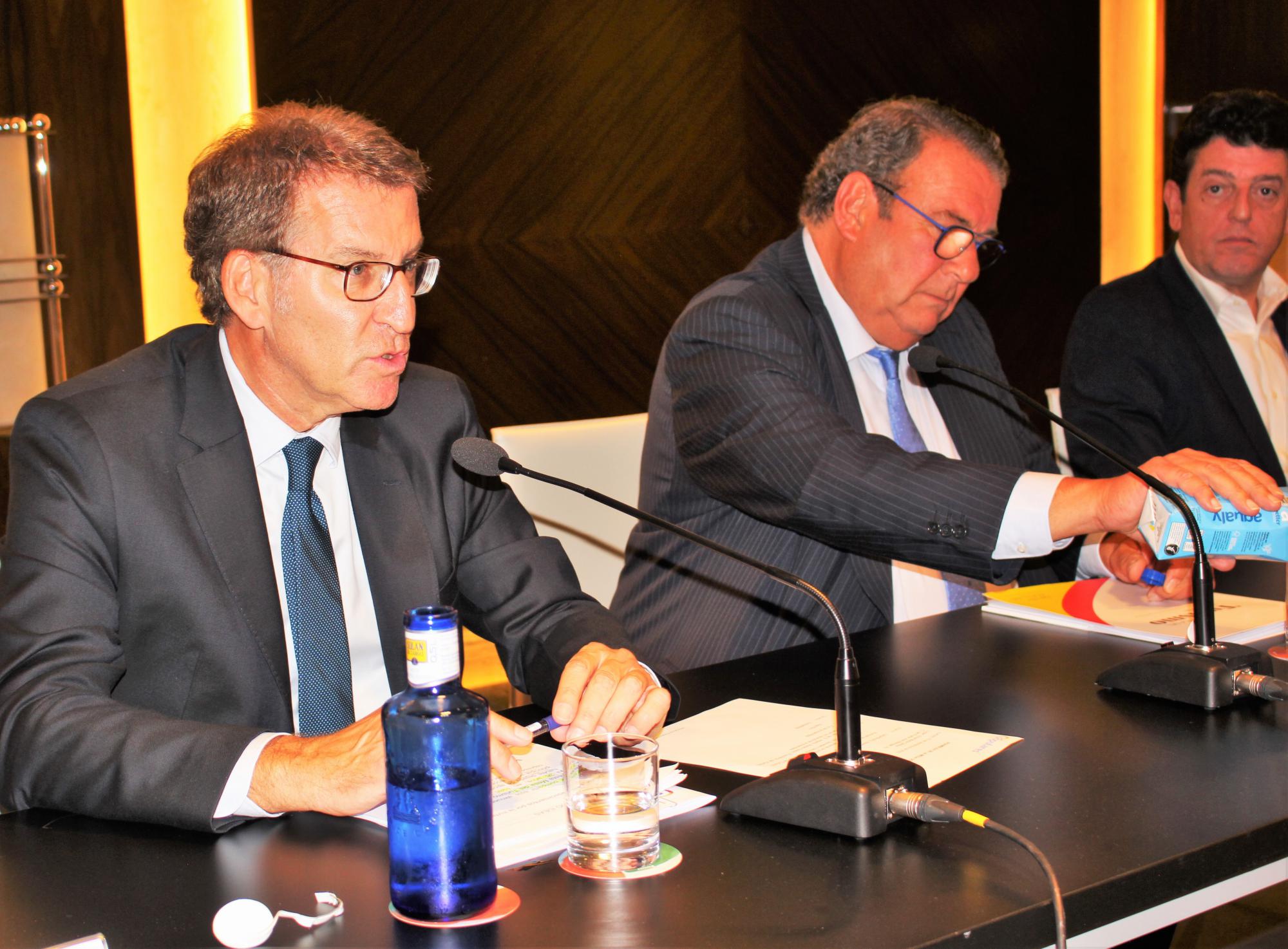 Núñez Feijoo pone el broche final a la Asamblea de la Mesa del Turismo