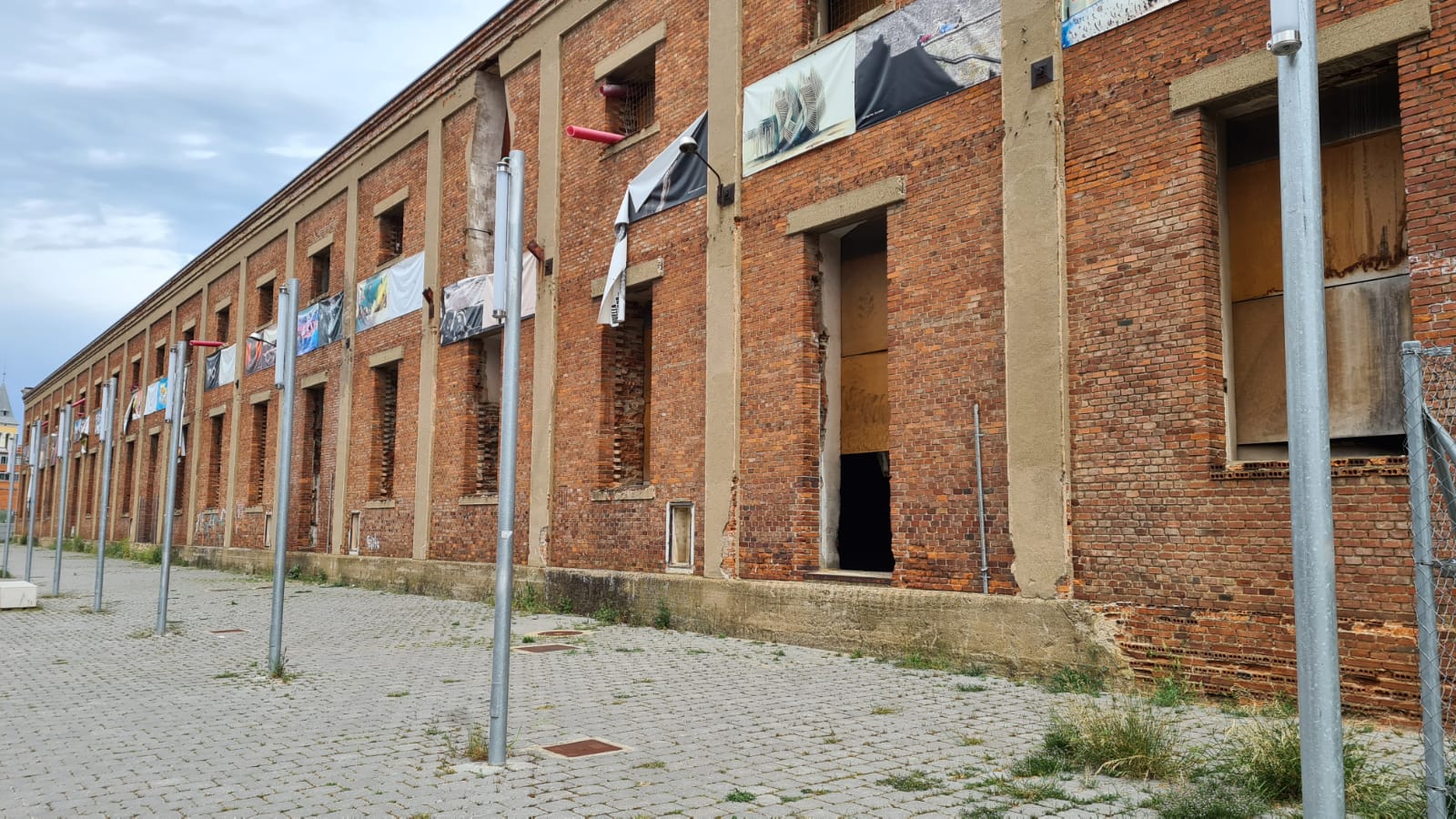 La policía de León vigilancia el Palacio de Congresos para echar a los ‘okupas’