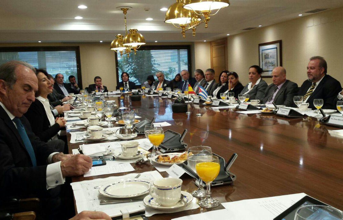 Cuba negocia la entrada de 15 empresas españolas