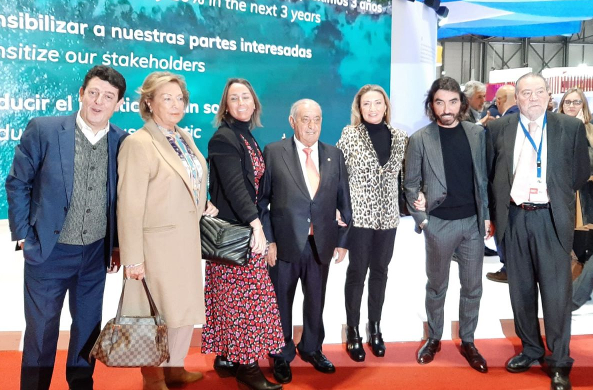 La familia Hidalgo posa al completo en Fitur con los editores de NEXOTUR
