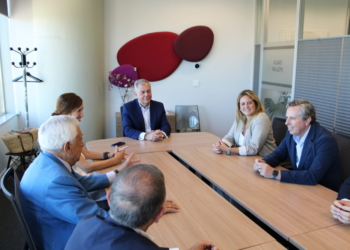 El alcalde de Sevilla da la bienvenida con la nueva directora del SCCB