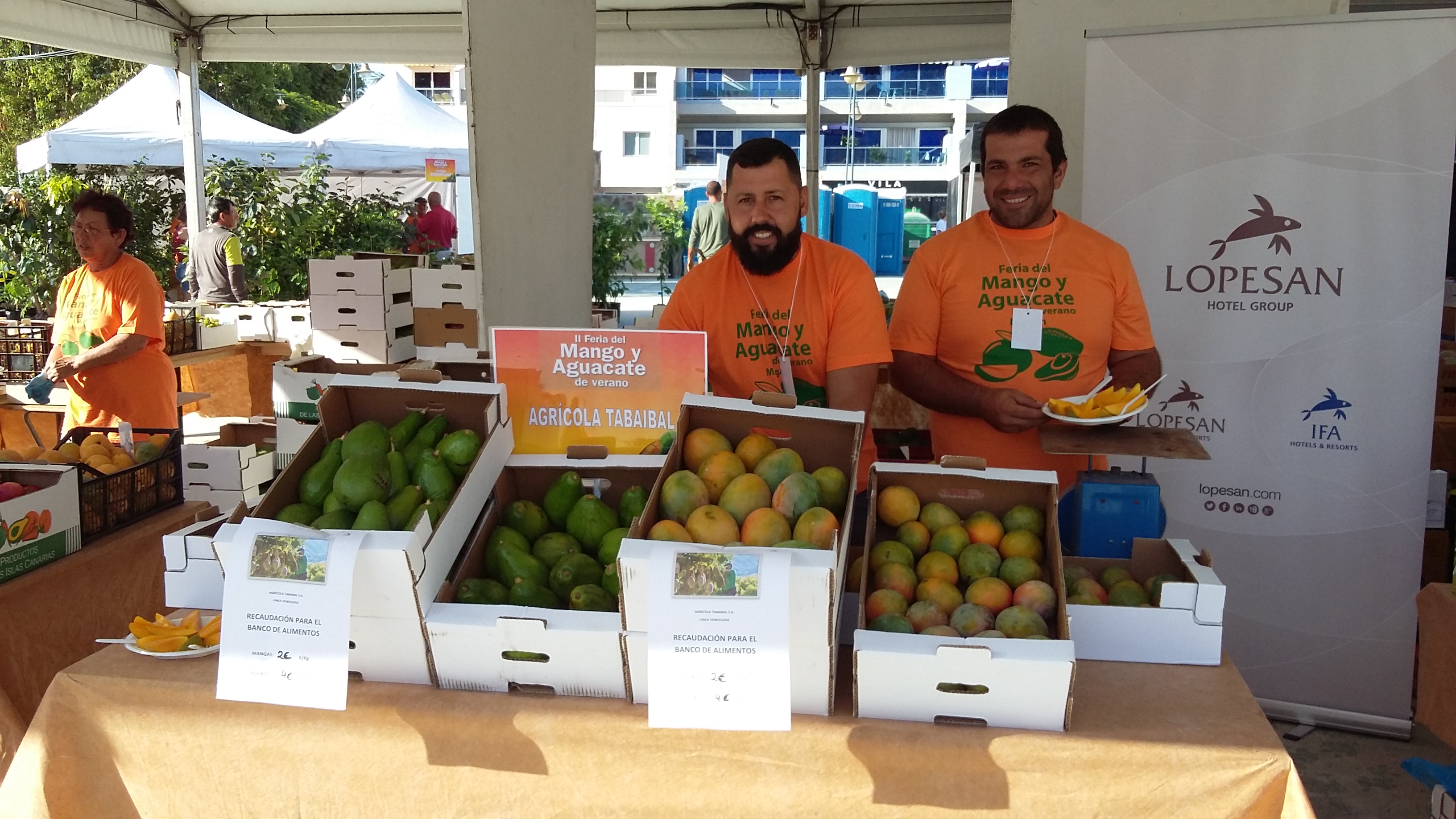 Lopesan dona alimentos en la Feria de Mogán