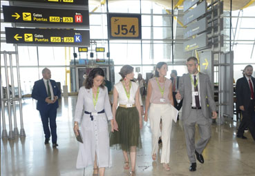 Reyes Maroto visita el Aeropuerto de Barajas