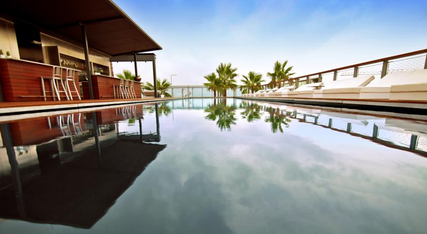 El hotel Renaissance Barcelona Fira promociona su terraza